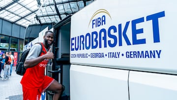 Usman Garuba posa junto a un autobús de la organización del Eurobasket.