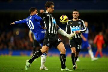 Daryl Janmaat intenta eludir la marca de Eden Hazard.