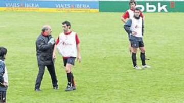 <b>NUEVA ESTRATEGIA. </b>El técnico rojiblanco ordena a sus jugadores durante el entrenamiento matinal. La línea de zagueros es clara: Expósito, Prieto, Ustaritz, Amorebieta y Javi González. A la derecha, Mané reclama la atención de Javi Martínez antes de un ejercicio.