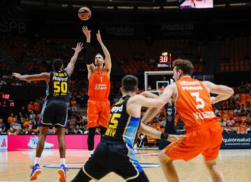 Víctor Claver, ala-pívot del Valenca, lanza un triple ante el Maccabi.