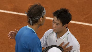 El español Rafa Nadal y el japonés Kei Nishikori se saludan tras la retirada por lesión de Nishikori en la final del Madrid Open 2014.