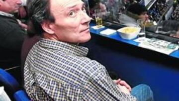 <b>GESTO SERIO. </b>Castañeda y su ahijado, Javier, desilusionados en el palco tras la derrota de Osasuna.