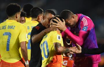 La Selección Colombia cayó en su visita frente a Uruguay, por la jornada 11 de las Eliminatorias al Mundial de 2026. Juan Fernando Quintero y Carlos Gómez anotaron para la Tricolor, mientras que para los Charrúas marcaron Davinson Sánchez en propia puerta, Rodrigo Aguirre y Manuel Ugarte.