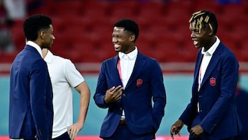 Ansu, en el centro, junto a Balde y Williams, que s¨ª han jugado ya.