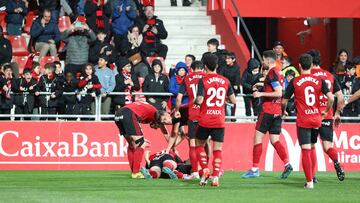 Los jugadores del Mirandés celebran el primer tanto del duelo ante el Tenerife.