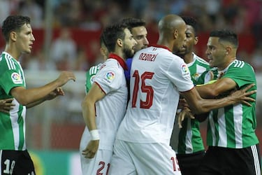 El Sevilla gana, el Betis protesta