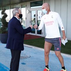 Real Madrid: Florentino Pérez pops into Valdebebas to visit the players