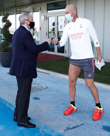 Florentino Pérez greets Zidane.