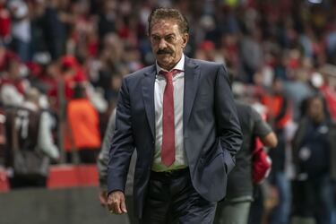 Ricardo La Volpe arremete contra los cambios en bandas del ‘Chino’ Huerta