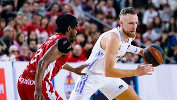 Dzanan Musa, del Real Madrid, es defendido por Jerrick Harding, del Baxi Manresa, durante el encuentro de la jornada 18 de la Liga Endesa en el Nou Congost de Manresa.