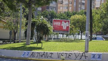 En la foto vemos la Glorieta Al Thani sin la placa, arrancada. En los bordillos de la calle pintadas contra el jeque.