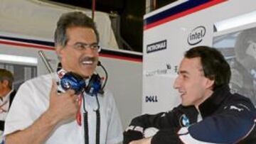 <b>EQUIPO GANADOR. </b>Mario Theissen, junto a Robert Kubica en el box de la escudería BMW Sauber.