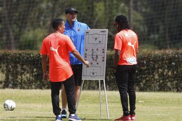 Aldo Bobadilla es el nuevo técnico del Independiente Medellín y hoy dirigió la práctica del equipo que se prepara para el partido ante Once Caldas