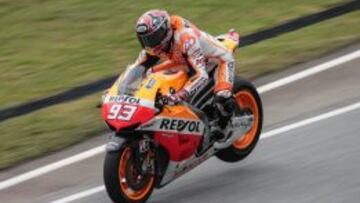 Impresionante apurada de M&aacute;rquez con la Honda, levantando la rueda trasera.