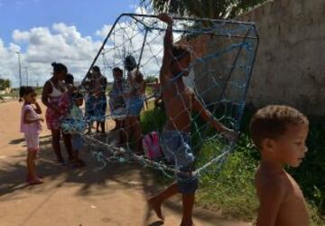 Varios niños juegan al fútbol en un barrio pobre de Olinda, a unos 18 km de Recife, en el noreste de Brasil, durante el Mundial de Brasil 2013 torneo de fútbol FIFA Confederaciones. El centro histórico de Olinda está catalogado como Patrimonio de la Humanidad por la UNESCO.