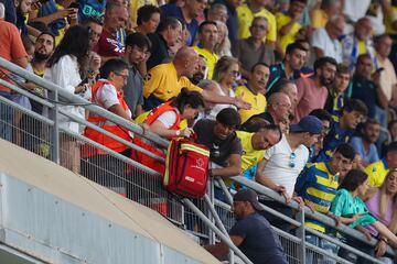 Una incidencia médica de un aficionado en la grada, detiene el partido, mientras los servicios médicos del Estadio atienden al aficionado.