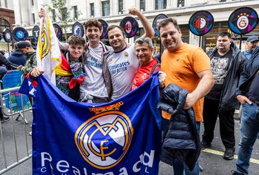 Desde Trafalgar Square hasta Regent Street, los dos grandes puntos de interés para aficionados y turistas, los escudos, banderas y pancartas del Real Madrid y Borussia de Dortmund adornan las calles londinenses.