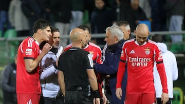 Soccer Football - Primeira Liga - Tondela v Benfica - Estadio Joao Cardoso, Tondela, Portugal - February 1, 2026 Benfica coach Jose Mourinho with players remonstrates with referee REUTERS/Rita Franca