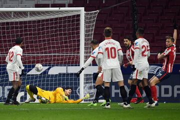 1-0. Ángel Correa marcó el primer gol. En la imagen Yassine Bounou.