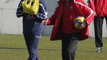 <b>DESEADO. </b>Valverde sujeta un balón y Corominas se pone el peto, en un entrenamiento de hace tres campañas, cuando coincidieron.