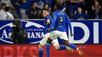Real Oviedo's Spanish midfielder #05 Alberto Reina (L) celebrates after scoring their first goal during the Spanish league football match between Real Oviedo and FC Barcelona at the Carlos Tartiere stadium in Oviedo on September 25, 2025. (Photo by Miguel RIOPA / AFP)