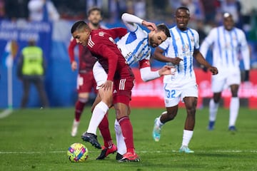 Juan Mu?oz presiona la salida de baln del Zaragoza el pasado lunes. 