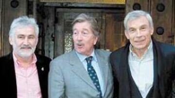 <b>UNA QUINTA HISTÓRICA. </b>De izquierda a derecha, Rubiñán, Sánchez Barrios, Velázquez, De Felipe y Santamaría, en la entrada del Asador Donostiarra.