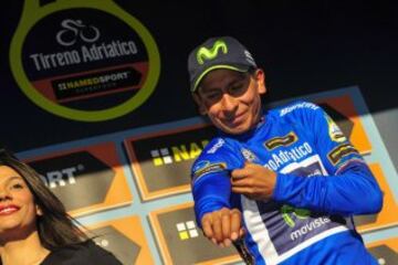 Primer plano del título del ciclista colombiano Nairo Quintana en Italia.