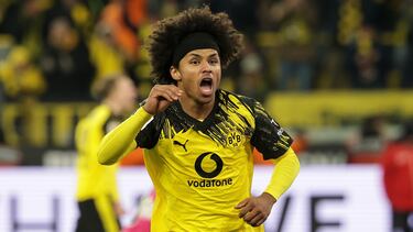 Adeyemi celebra su gol al Stuttgart.