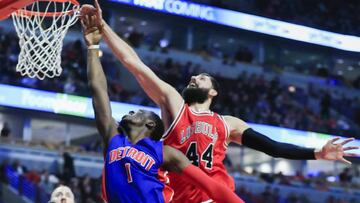 THM01. CHICAGO (IL, EE.UU.), 22/03/2017.- Reggie Jackson (i) de Pistons ante Nikola Mirotic (d) de Bulls hoy, 22 de marzo de 2017, durante un juego de la NBA en el United Center de Chicago, Illinois. EFE/TANNEN MAURY