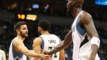 Kevin Garnett felicita a Ricky Rubio durante el partido ante los Pacers.