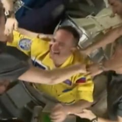 Los astronautas rusos abordan la estación internacional con los colores de Ucrania