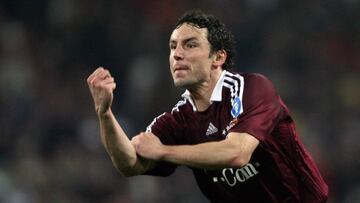 Bayern Munich's Mark Van Bommel celebrates after scoring against Real Madrid during the first leg of a last 16 Champions League football match at the Santiago Bernabeu stadium in Madrid, 20 February 2007. Real Madrid won 3-2.
AFP PHOTO/ PIERRE-PHILIPPE MARCOU
20/02/07 LIGA DE CAMPEONES
REAL MADRID - BAYERN DE MUNICH
CORTE DE MANGAS BUTIFARRA
ALEGRIA VAN BOMMEL
PUBLICADA 21/02/07 NA MA11 2COL
PUBLICADA 21/02/07 NA MA01 1COL
PUBLICADA 22/02/07 NA MA04 1COL
PUBLICADA 27/02/07 NA MA07 3COL
PUBLICADA 14/03/07 NA MA48 1COL Y NA MA04 3COL
PUBLICADA 14/03/07 NA MA01 1COL