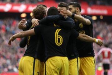 Los jugadores celebran el 0-1 de Koke.