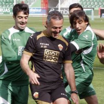 BUEN AMBIENTE. Fran Escribá, ayer, con sus jugadores en la sesión celebrada en el estadio.