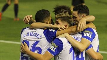 Los jugadores del Real Zaragoza celebran la victoria en Almendralejo.
