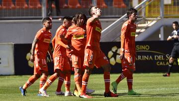 El jugador de Cobreloa Lucas Simon, izquierda centro derecha, celebra su gol contra Deportes Copiapo durante el partido de Campeonato Primera B 2018 jugado en el estadio Zorros del Desierto de Calama, Chile.
