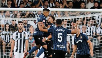 Jugadores del Ceuta celebran un gol al Castellón.