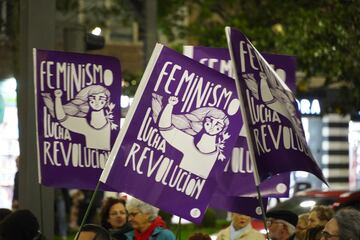 La gente asiste a una manifestación para conmemorar el Día Internacional de la Mujer en Logroño, España.