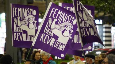 La gente asiste a una manifestación para conmemorar el Día Internacional de la Mujer en Logroño, España.