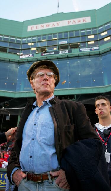 El actor Robert Redford está en el campo de Fenway Park antes del inicio del partido entre los New York Yankees y los Boston Red Sox en 2005.


 