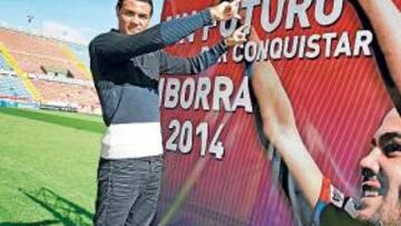 <b>APUNTA AL FUTURO. </b>Vicente Iborra posa para AS delante del cartel que el club preparó especialmente para el acto de su renovación.