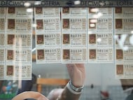 Imagen en Sevilla de las últimas compras de lotería a pocos días para el Sorteo Extraordinario de Navidad, la popularmente conocida como el Gordo de Navidad. A 18 de diciembre de 2025, en Sevilla (Andalucía, España).
18 DICIEMBRE 2025
María José López / Europa Press
18/12/2025