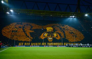 Un estilo diferente, pero igualmente imponente. En 2013, los aficionados del Borussia Dortmund armaron un extraordinario mosaico en El Muro Amarillo, la mítica tribuna sur del Signal Iduna Park, para recibir a los jugadores en un partido contra Málaga, correspondiente a la vuelta de cuartos de final de aquella edición de la Champions League.