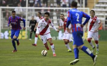 El centrocampista del Rayo Vallecano Alberto Bueno controla el balón, durante el partido frente al Levante de la vigésima quinta jornada de Liga de Primera División disputado esta tarde en el estadio de Vallecas.