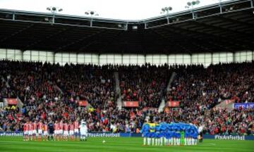Minuto de silencio por el 25 ° aniversario del desastre de Hillsborough al comienzo del partido de fútbol Inglés Premier League entre el Stoke City y el Newcastle United en el Estadio Britannia en Stoke on Trent.