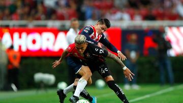 Pavel Pérez (i) de Chivas disputa el balón con Luis Reyes (d) de Atlas hoy, durante un partido de cuartos de final del torneo clausura 2022 de la liga de fútbol mexicano en el Estadio Akron, en Guadalajara, Jalisco (México). EFE/ Francisco Guasco