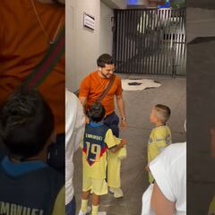 ¡Ya es un ídolo! Niño imita festejo de Henry Martín enfrente de él y este se avergüenza