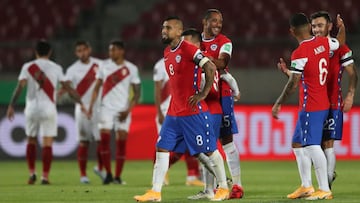 Chile's Arturo Vidal (C) and teammates celebrate after defeating Peru 2-0 in their closed-door 2022 FIFA World Cup South American qualifier football match at the National Stadium in Santiago, on November 13, 2020. (Photo by IVAN ALVARADO / various so