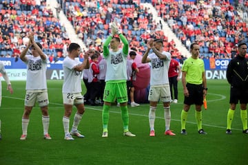 Los jugadores del Real Valladolid lucen una camiseta con el mensaje 'Tomos somos Valencia' antes del inicio del partido contra el Osasuna en el Estadio de El Sadar.